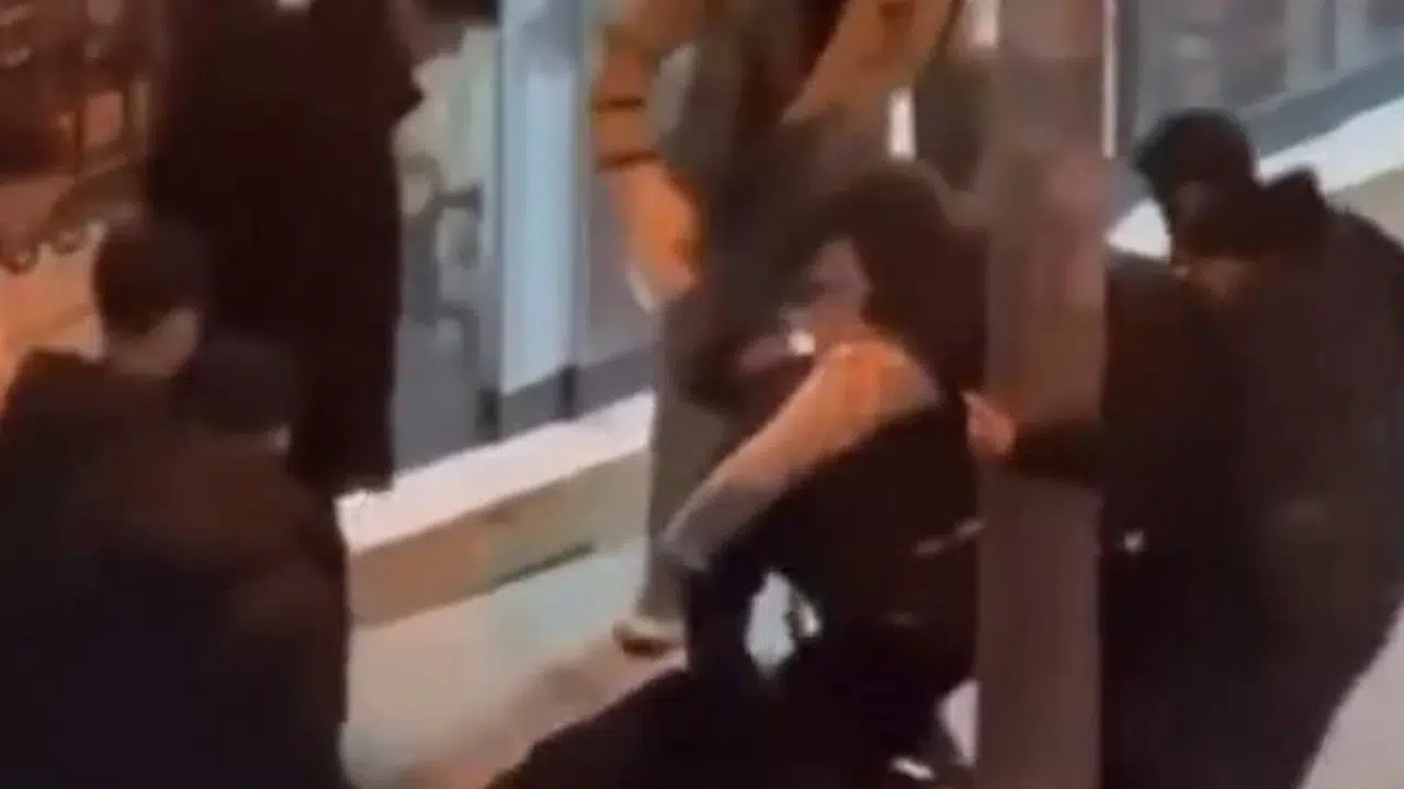 Pendik'te dehşet anları: Sokak ortasında 4 kişi bir genci kıskaca alıp tekme tokat dövdü