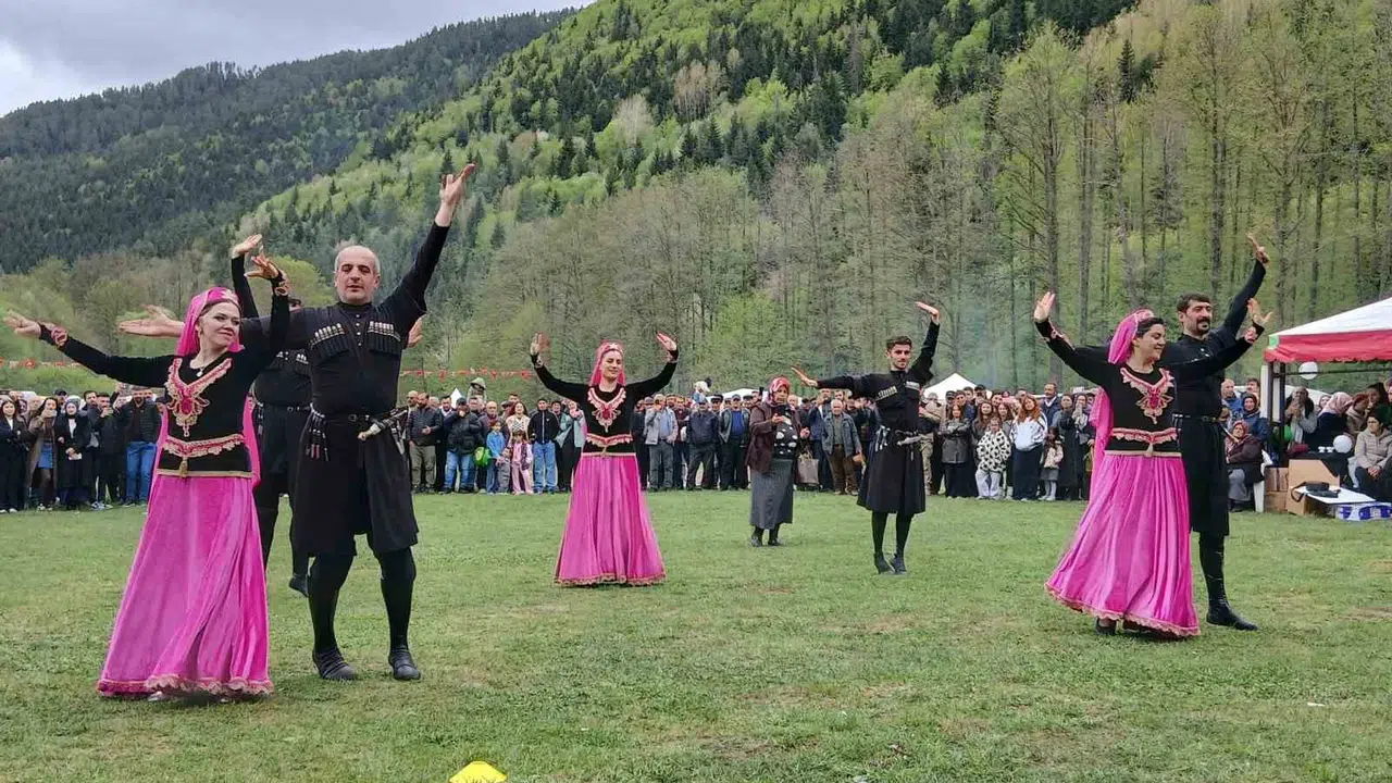 Posof’ta bayram rüzgarı: Gençlerin performansı izleyenleri büyüledi
