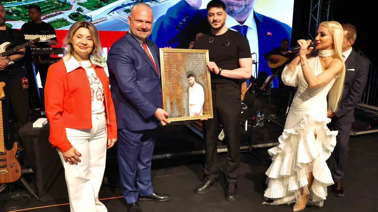 Menemen’de dev buluşma: 23 bin metrekarelik yaşam alanı Semicenk konseriyle açıldı