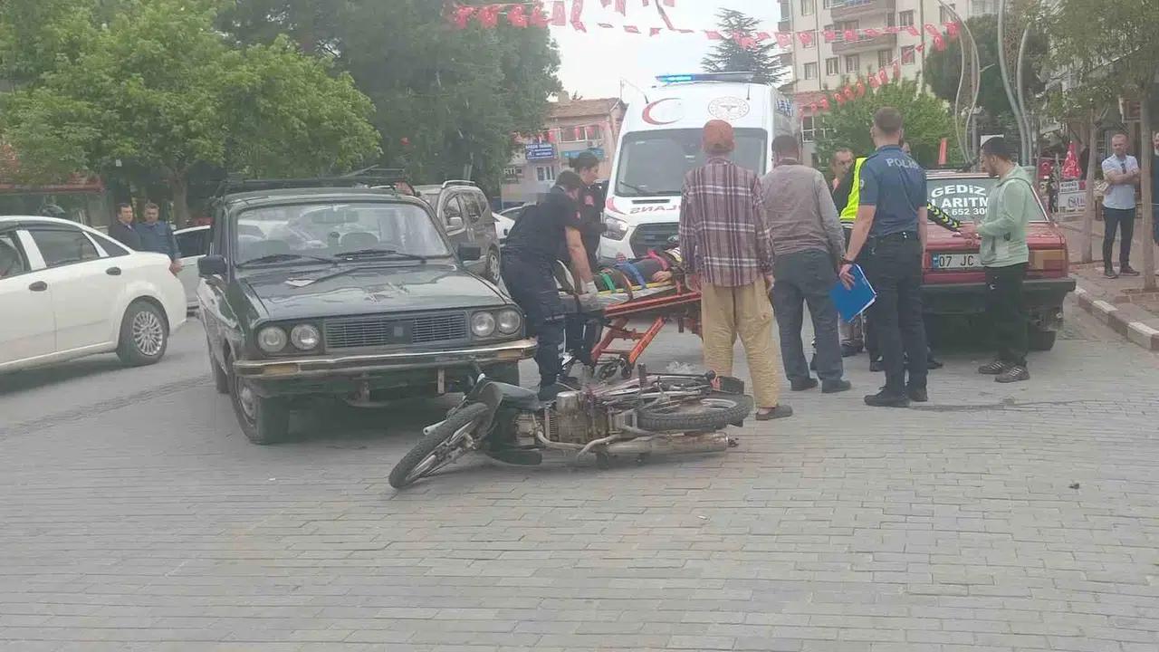 Gediz’de yürekleri ağza getiren kaza: Ehliyetsiz sürücünün kullandığı motosiklet otomobille çarpıştı