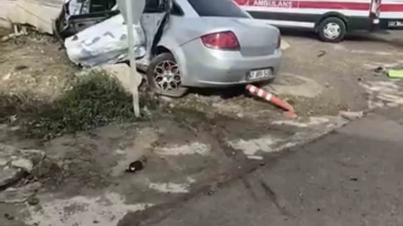 İzmit-Kandıra yolunda dehşet anları: Belediye otobüsü ile otomobil çarpıştı, ortalık savaş alanına döndü