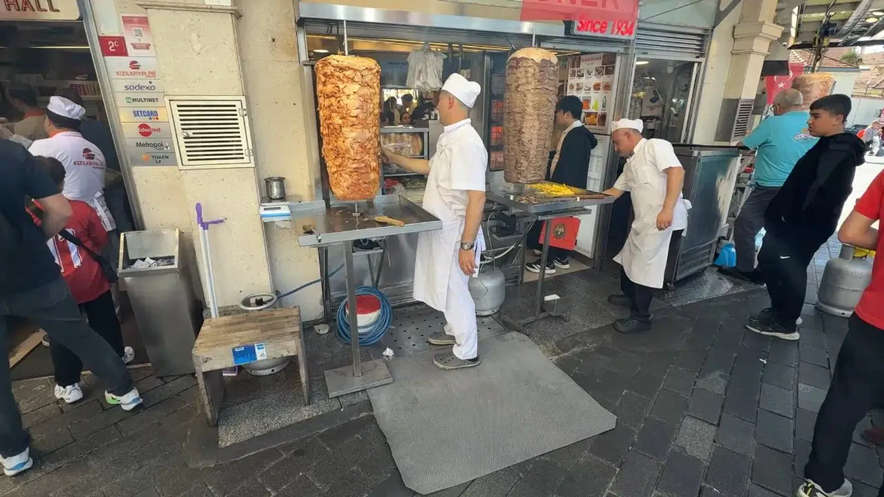 Taksim’de doğalgaz krizi: Esnaf çareyi nostaljik yöntemde buldu