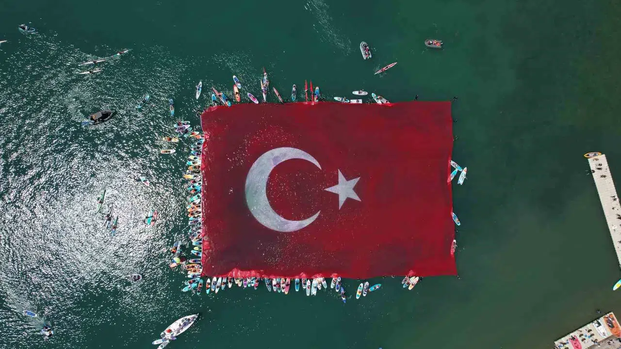 Sapanca Gölü’nde 19 Mayıs coşkusu: Dev Türk bayrağı sularla buluştu