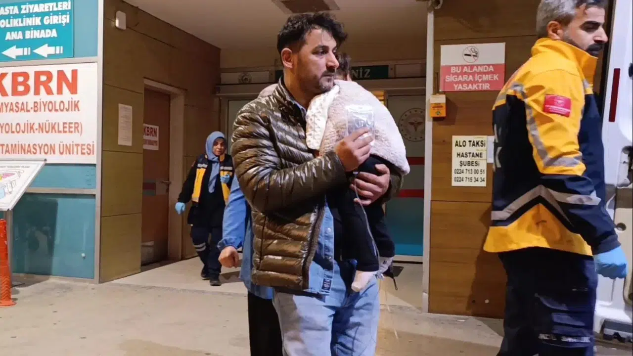 İnegöl’de korku dolu anlar: Bir anlık boşluk minik bebeği hastanelik etti