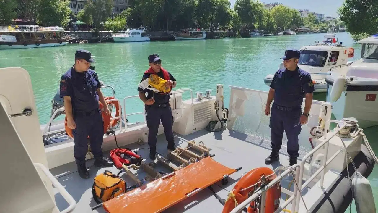 Denizlerde saniyelerle yarışacaklar: 112 ekiplerine zorlu tahliye eğitimi