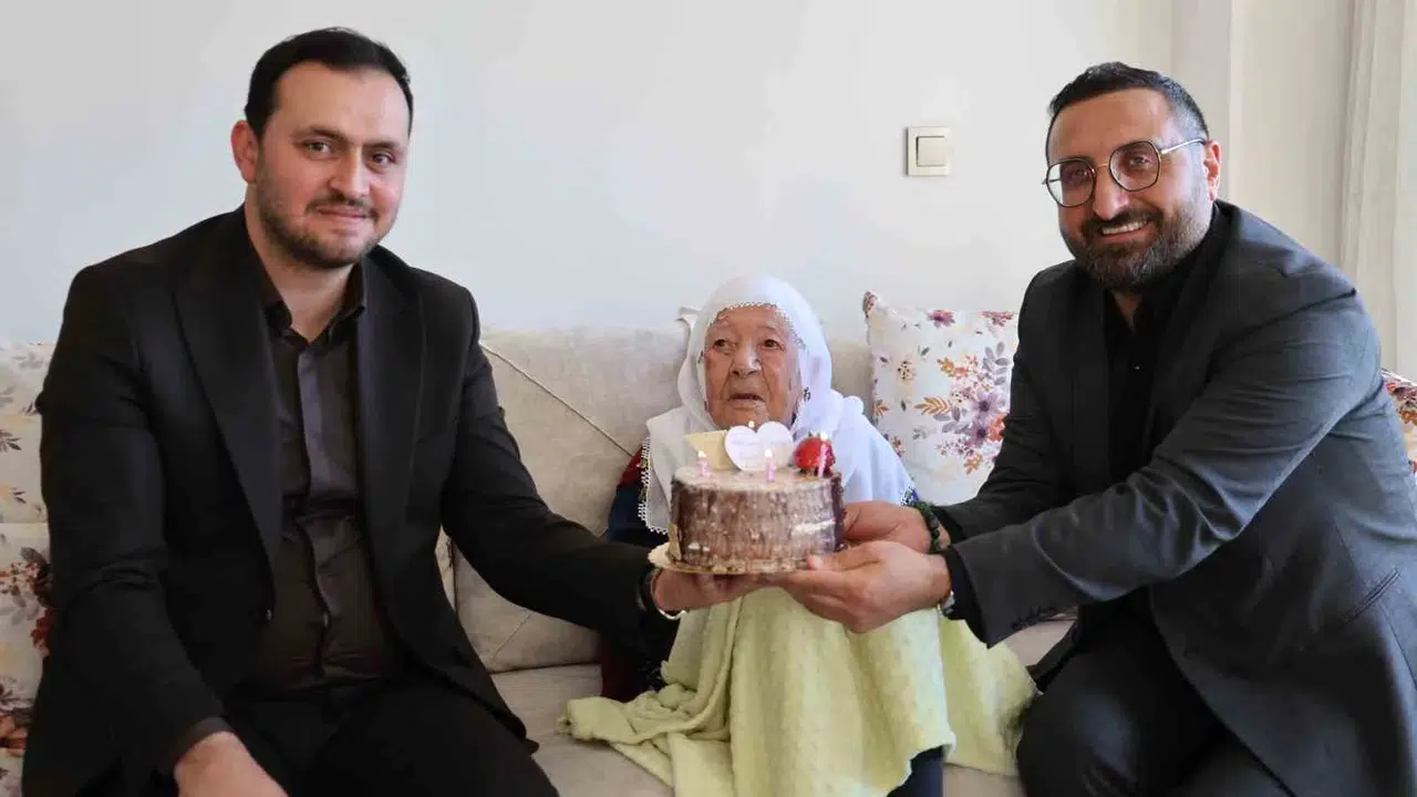 Cumhuriyet ile aynı yaşta: 103 yaşındaki Nazife nineye çifte mutluluk