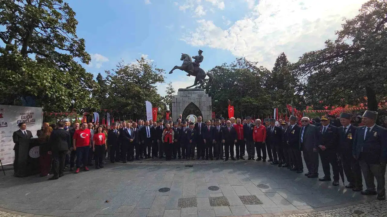 Kurtuluş meşalesinin yakıldığı şehirde coşku dorukta: Samsun 19 Mayıs’ı 107. kez aynı heyecanla selamlıyor