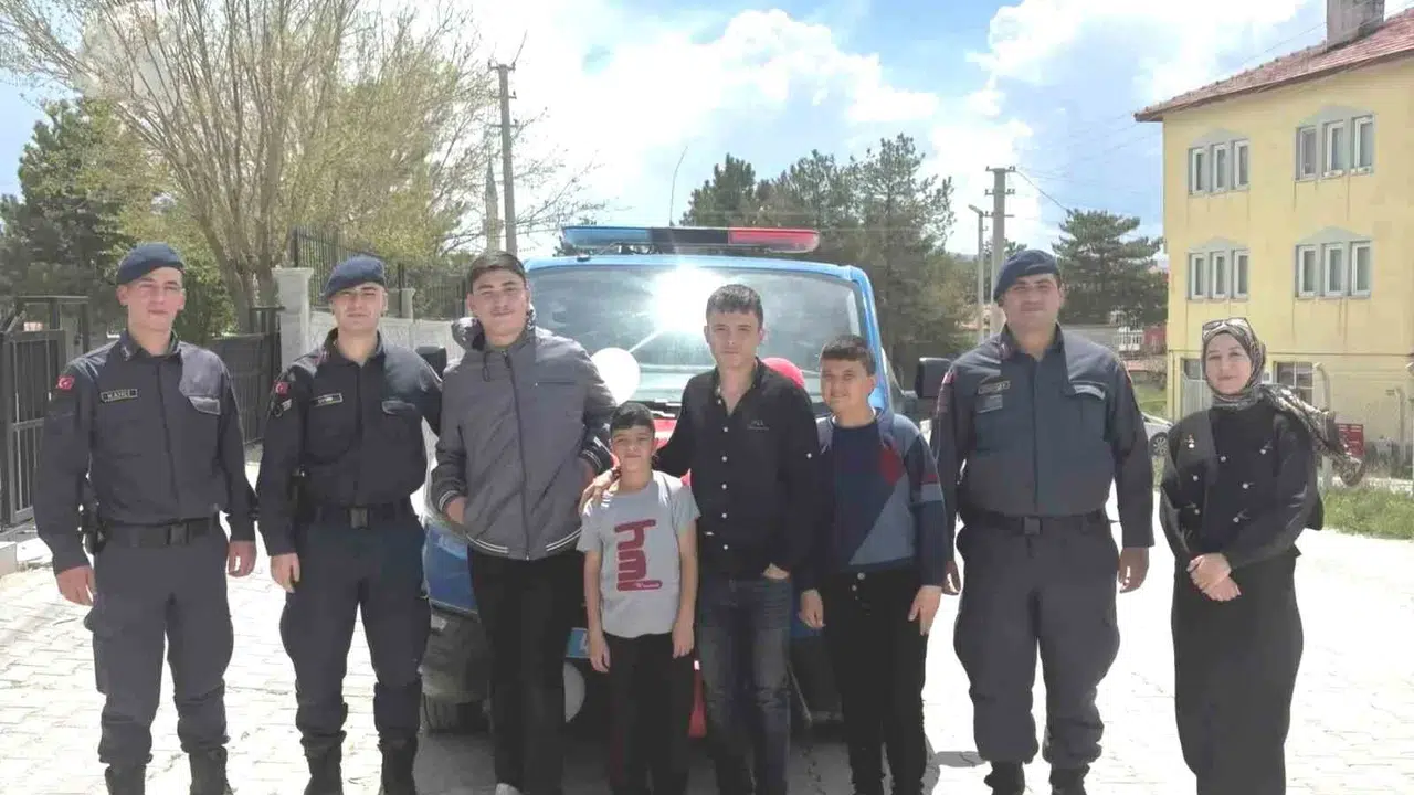 Siren sesleri bu kez mutluluk için çaldı: Altıntaş’ta özel öğrencilere unutulmaz gün