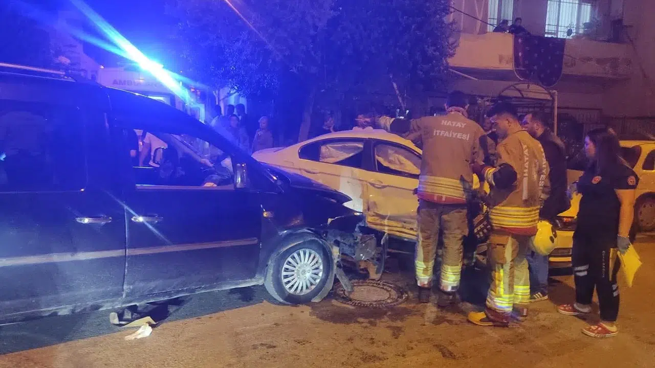 İskenderun’da korkutan çarpışma: Araçlarda sıkışan 4 kişi kurtarıldı