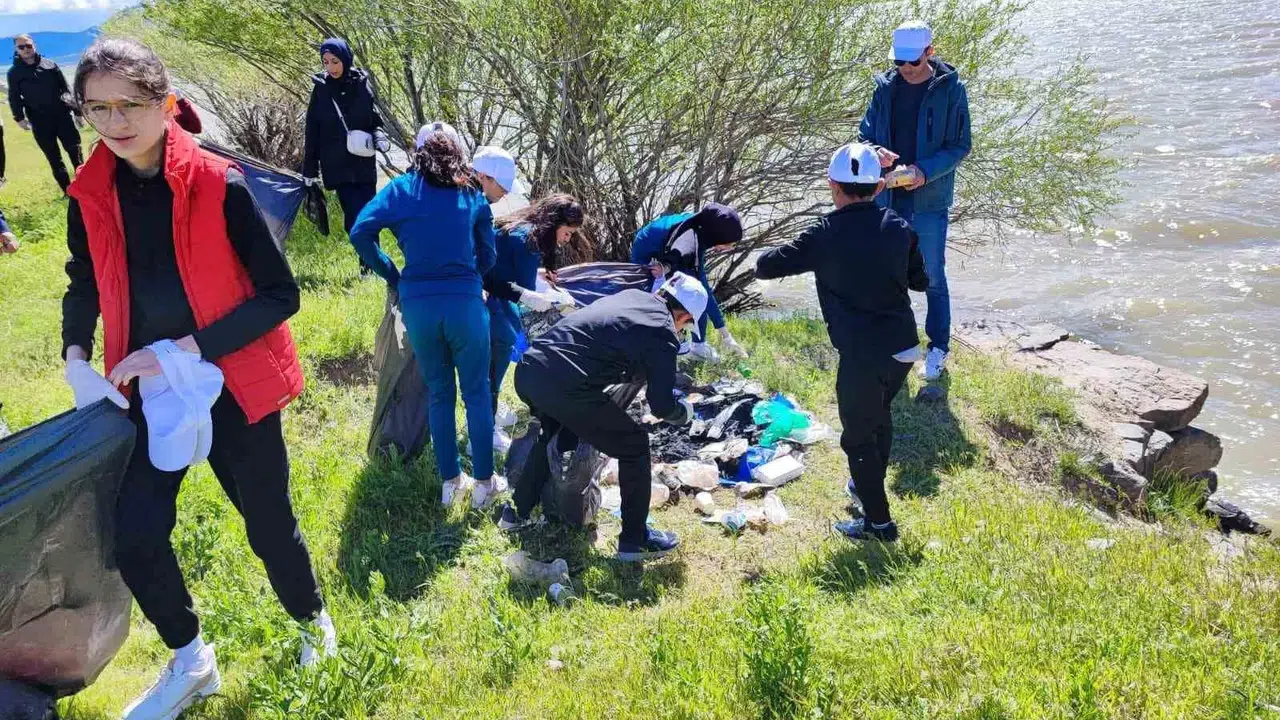 Muş'ta doğa dersi: Vali Çakır ve öğrenciler Haçlı Gölü'nü temizledi
