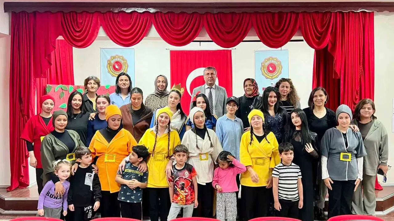 Masallar gerçek oldu: Meslek liseli gençlerden miniklere unutulmaz sahne performansı