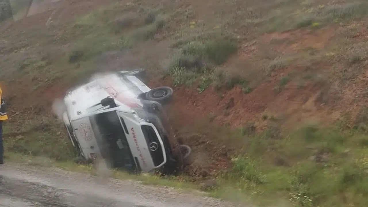 Nallıhan yolunda can pazarı: Hasta taşıyan ambulans devrildi