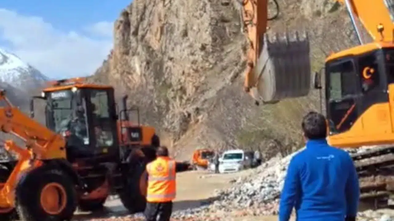 Van-Çatak hattında ulaşım çilesi sona erdi: Ekiplerin zorlu mesaisi sonuç verdi