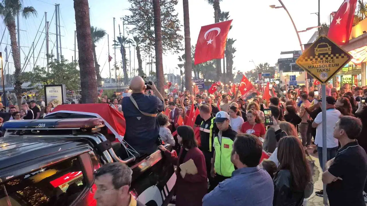 Bodrum’da 19 Mayıs coşkusu: Fener alayı ile başlayan gece Sertab Erener ile zirveye ulaştı
