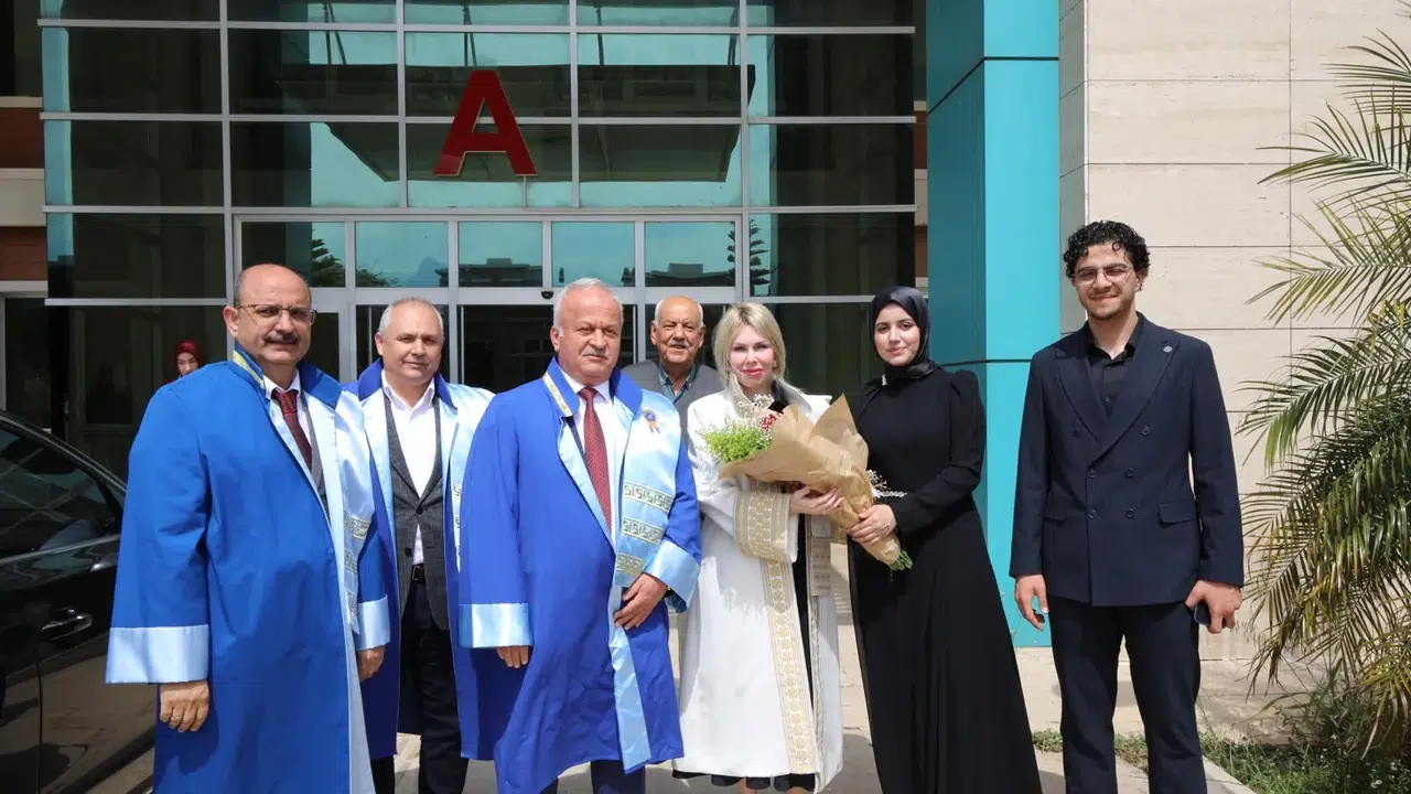 Akdeniz Üniversitesi’nde Gurur Günü: İlahiyatlı Gençler Diplomalarını Aldı