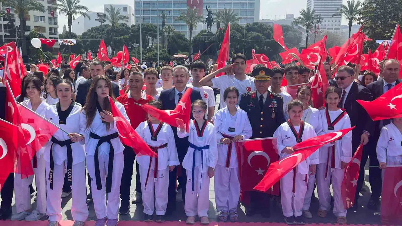 İzmir’de Gençlik Rüzgarı: 19 Mayıs Meydanlara Sığmadı