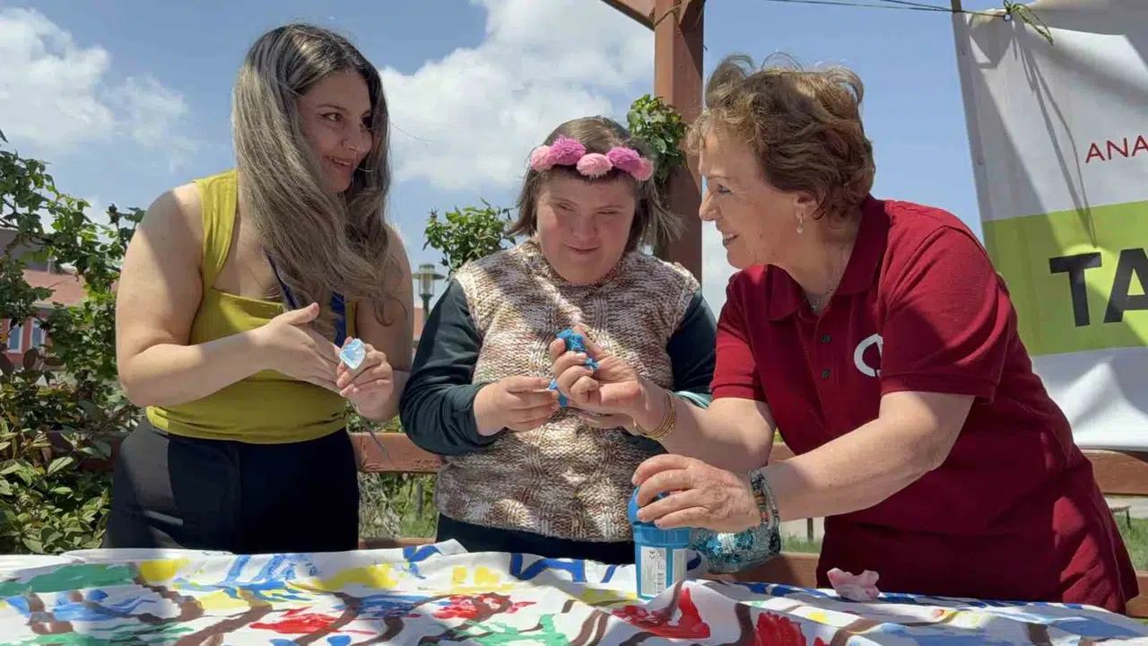 Eskişehir'de kuşaklar arası sevgi köprüsü: 7'den 70'e engelleri sanatla aştılar
