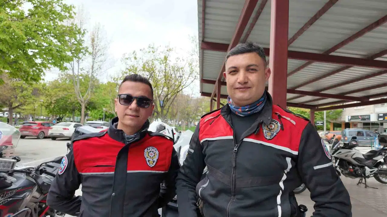 Trafikte saniyelerle yarıştı: Boğazına erik kaçan sürücünün imdadına Yunus polisleri yetişti