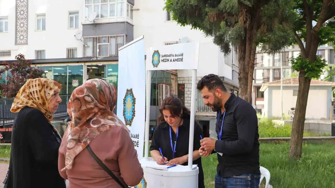 Diyarbakır’da belediye hizmetleri ayağa geldi: Parklara kurulan stantlarda vatandaşın sesi dinleniyor