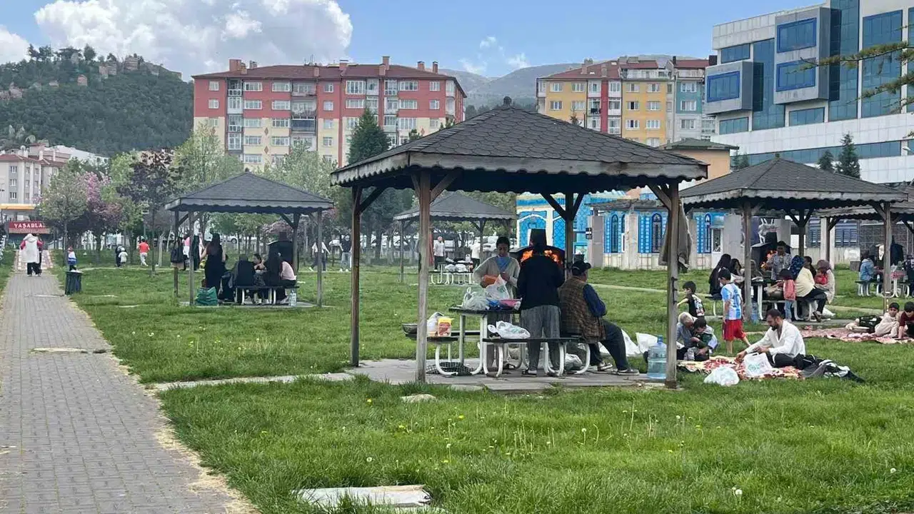 Kütahya’da güneşin gelişiyle bahar coşkusu: Kentpark doldu taştı