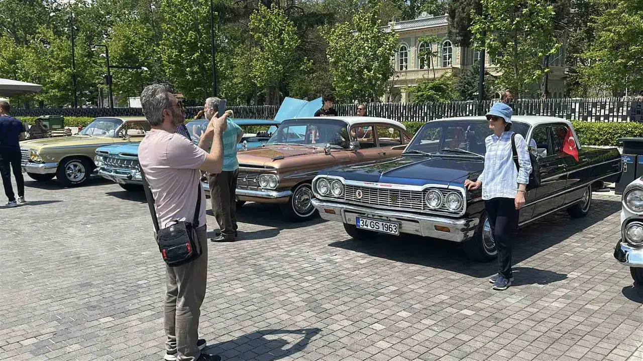 19 Mayıs’ın ruhu Beyoğlu’nda canlandı: Efsane otomobiller nostalji rüzgarı estirdi
