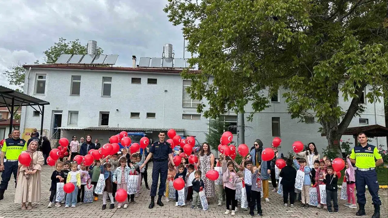 Minik öğrencilerin jandarma heyecanı: Kahraman köpekler hünerlerini sergiledi