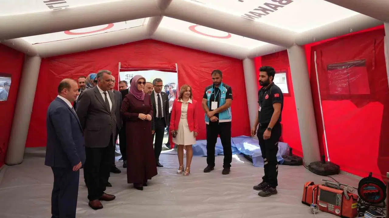 Geleceğin sağlıkçıları kampüste buluştu: 112 ve UMKE ekipleri gençlere ilham verdi