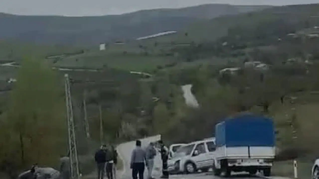 Baskil yolunda korkutan kaza: İki araç çarpıştı, ortalık savaş alanına döndü