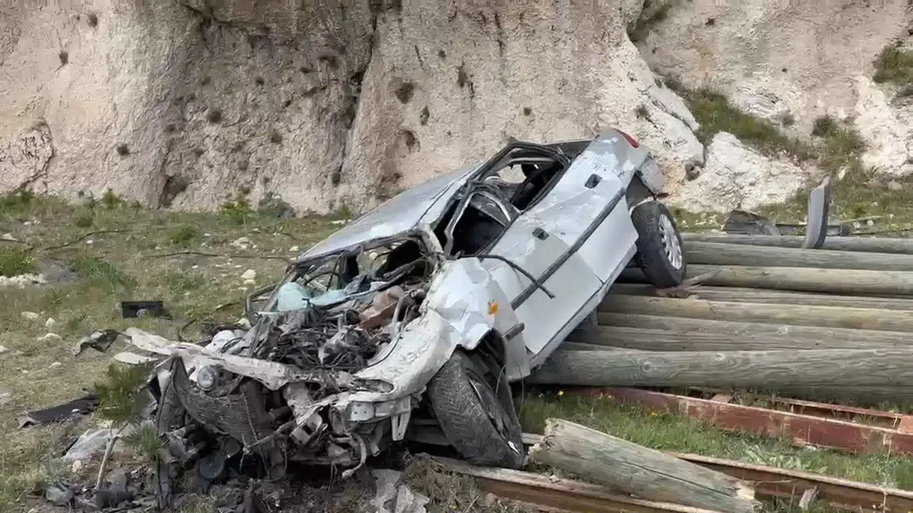 Bitlis yolunda acı son: 100 metrelik uçurumdan yuvarlanan araçtan acı haber geldi