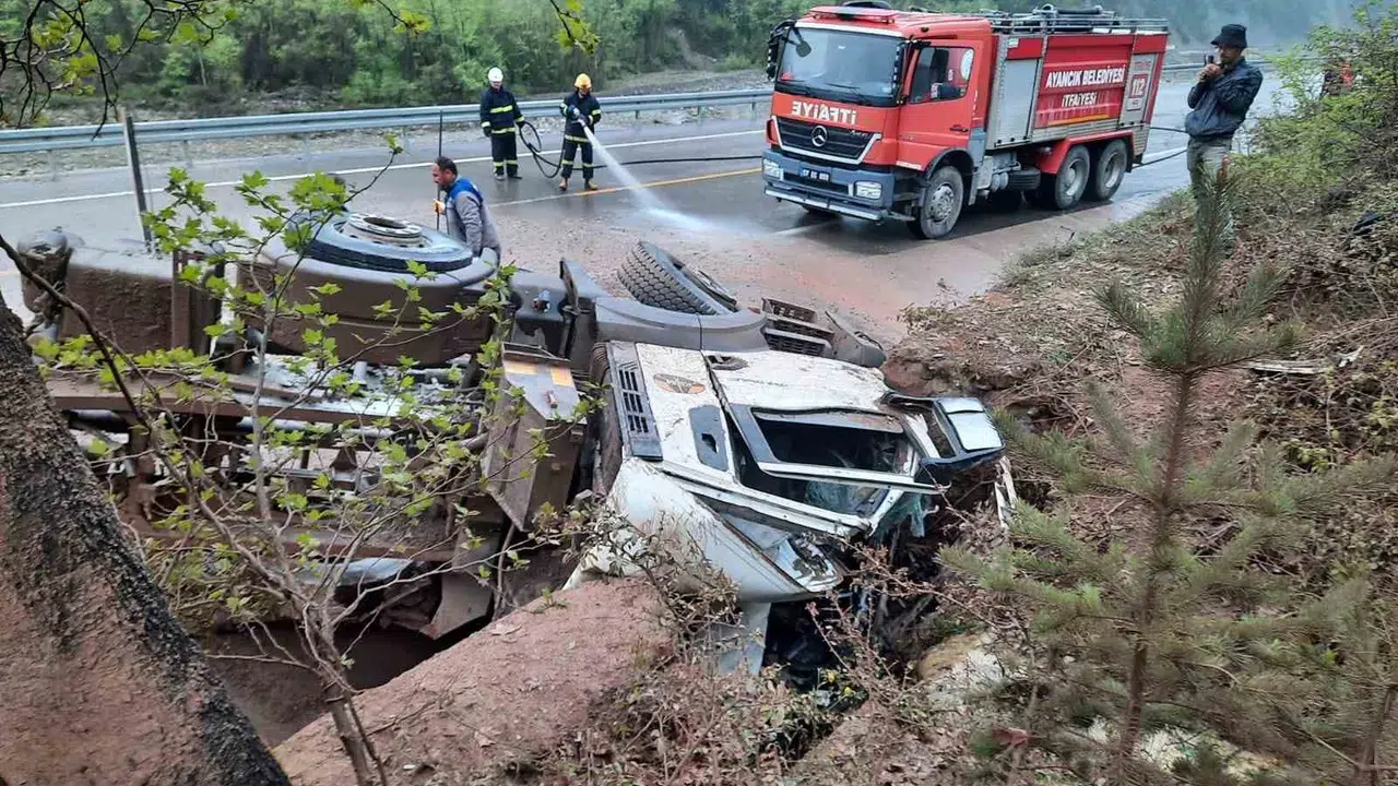Sinop'ta dehşet anları: Kum yüklü kamyon devrildi, sürücü kabinde mahsur kaldı