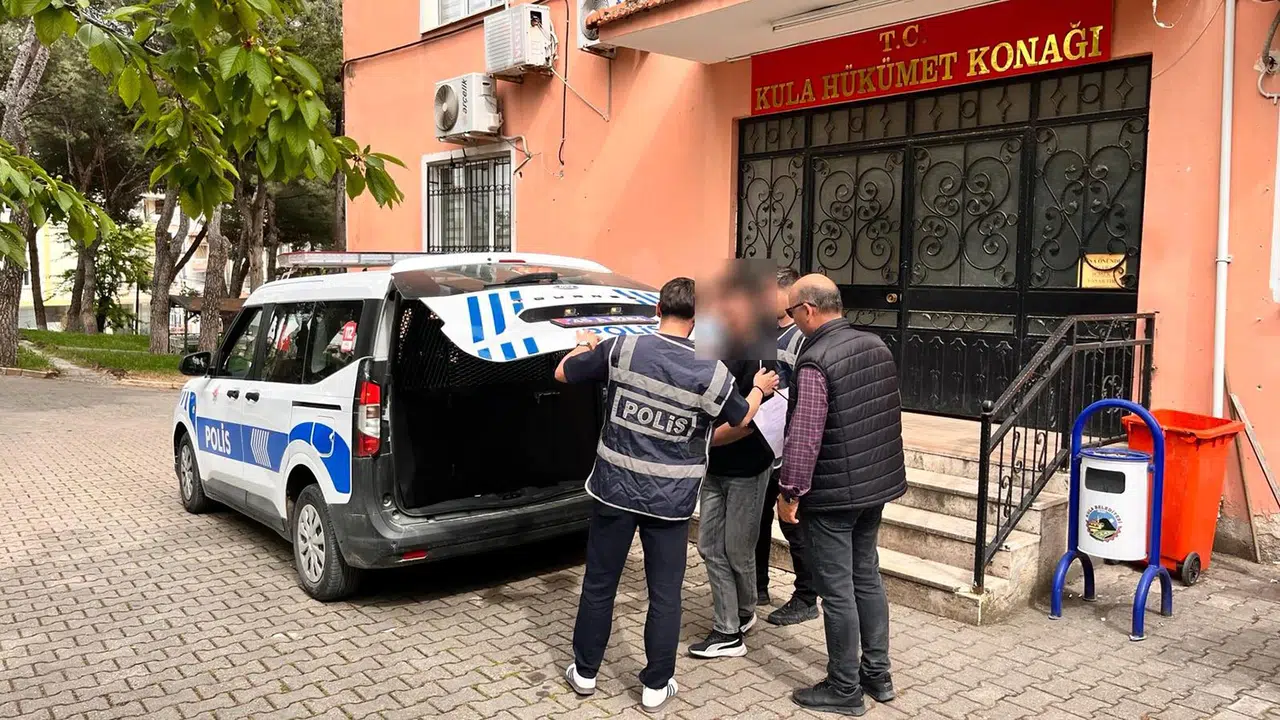 Kula’da şüphe üzerine durduruldu: Aranan firari cezaevine gönderildi