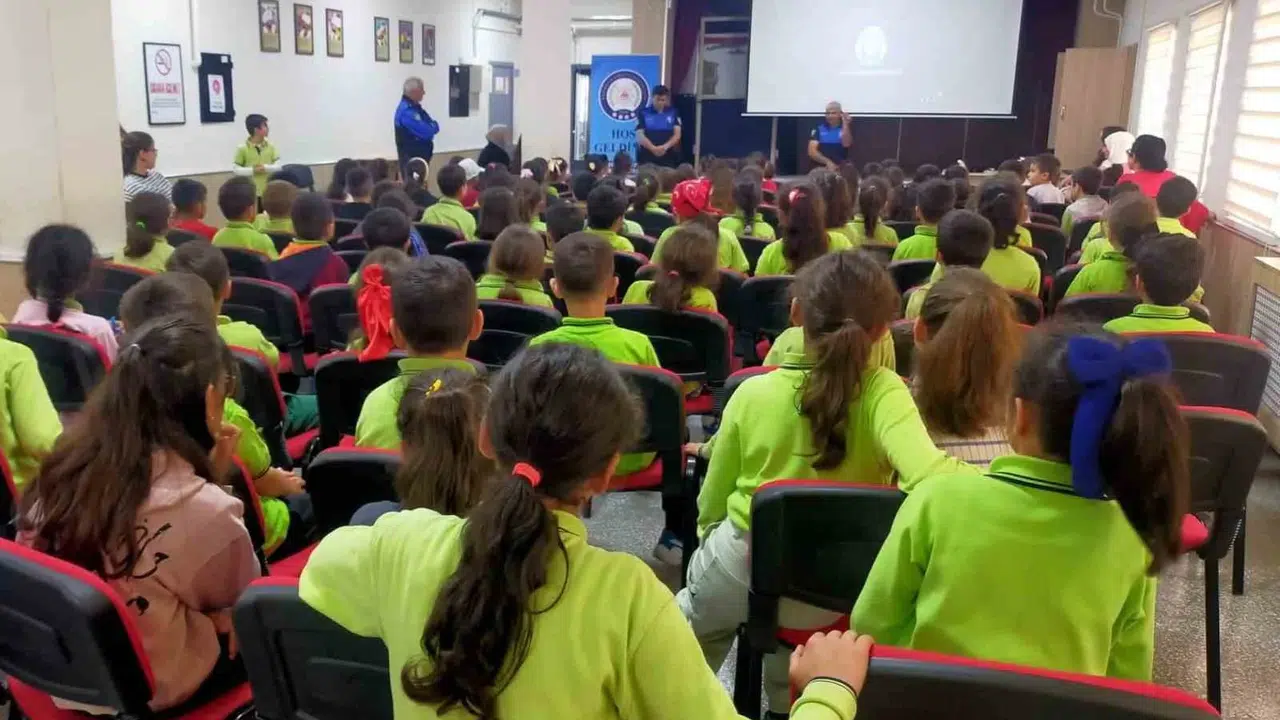 Minik öğrencilere Hacivat-Karagöz sürprizi: Eskişehir polisi sahaya indi