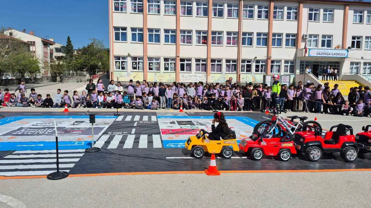 Minik öğrencilere trafik bilinci aşılandı: Jandarmadan Gazipaşa İlkokulu'na özel ziyaret