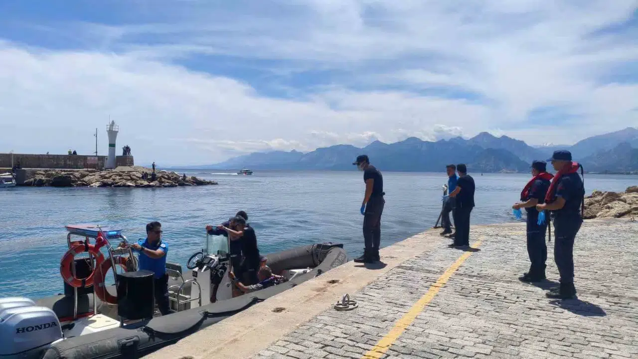 Antalya’da tatil keyfi kabusa döndü: Deniz polisi saniyelerle yarıştı