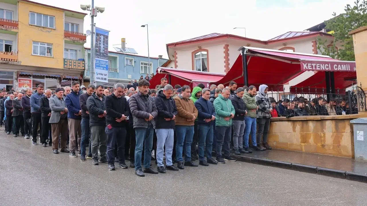 Zigana’da yürek yakan veda: Genç motosikletçi gözyaşlarıyla toprağa verildi