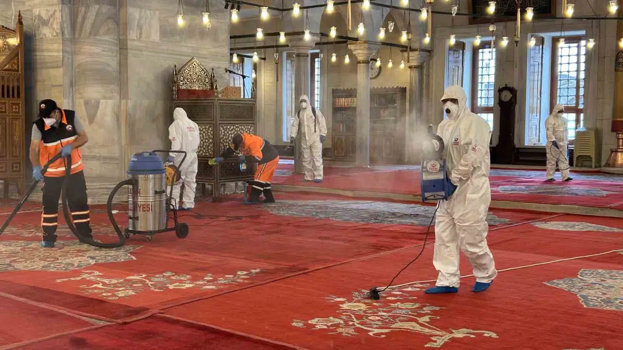 Fatih’te bayram mesaisi: 364 cami gül suyuyla yıkanıyor