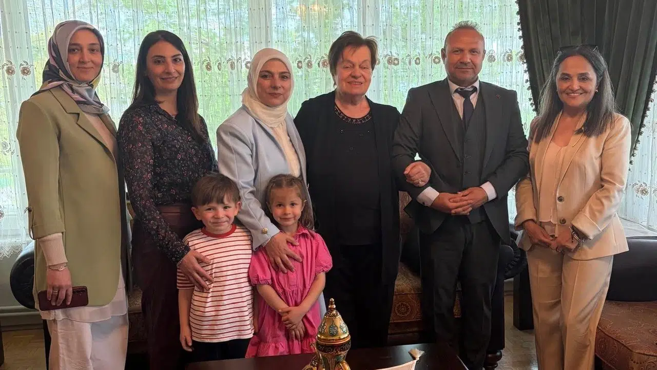 Eğitime adanmış bir ömür: Şükran Teyze’nin Anneler Günü sürprizi miniklerden geldi