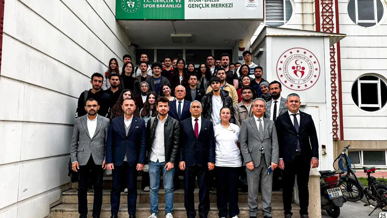 Rektör Kent öğrencilerin karşısına geçti: Akademiden kariyere tüm sorulara yanıt verdi