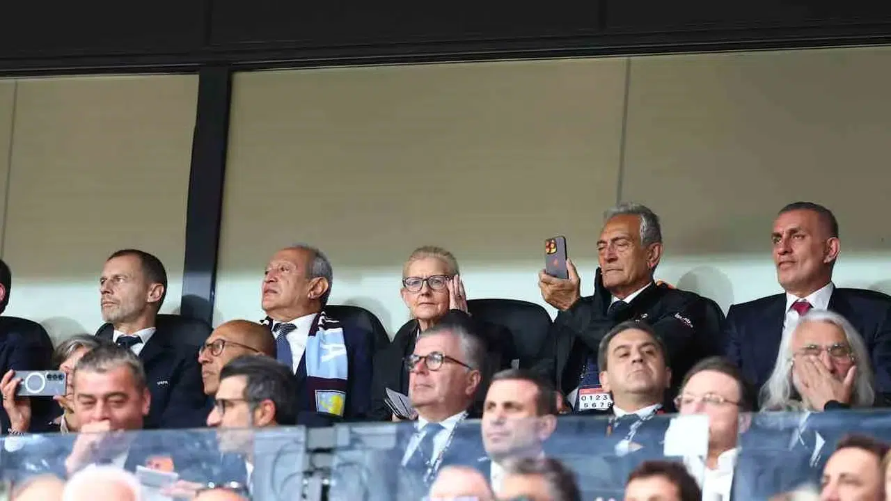 Kraliyet ailesinin tutkulu taraftarı İstanbul'da: Prens William final heyecanını Beşiktaş Park'ta yaşıyor