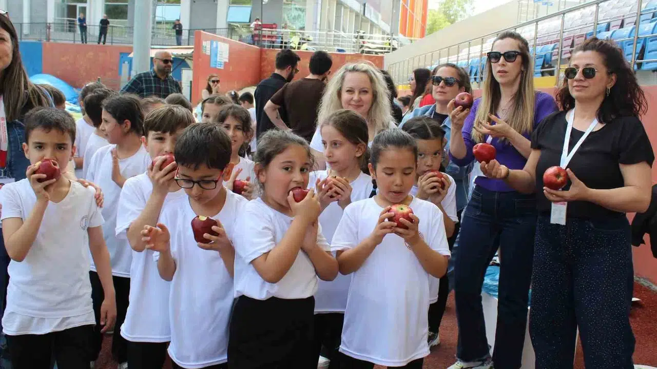 Zonguldak'ta stadyumda renkli görüntüler: Minikler sağlıklı yaşam için ter döktü