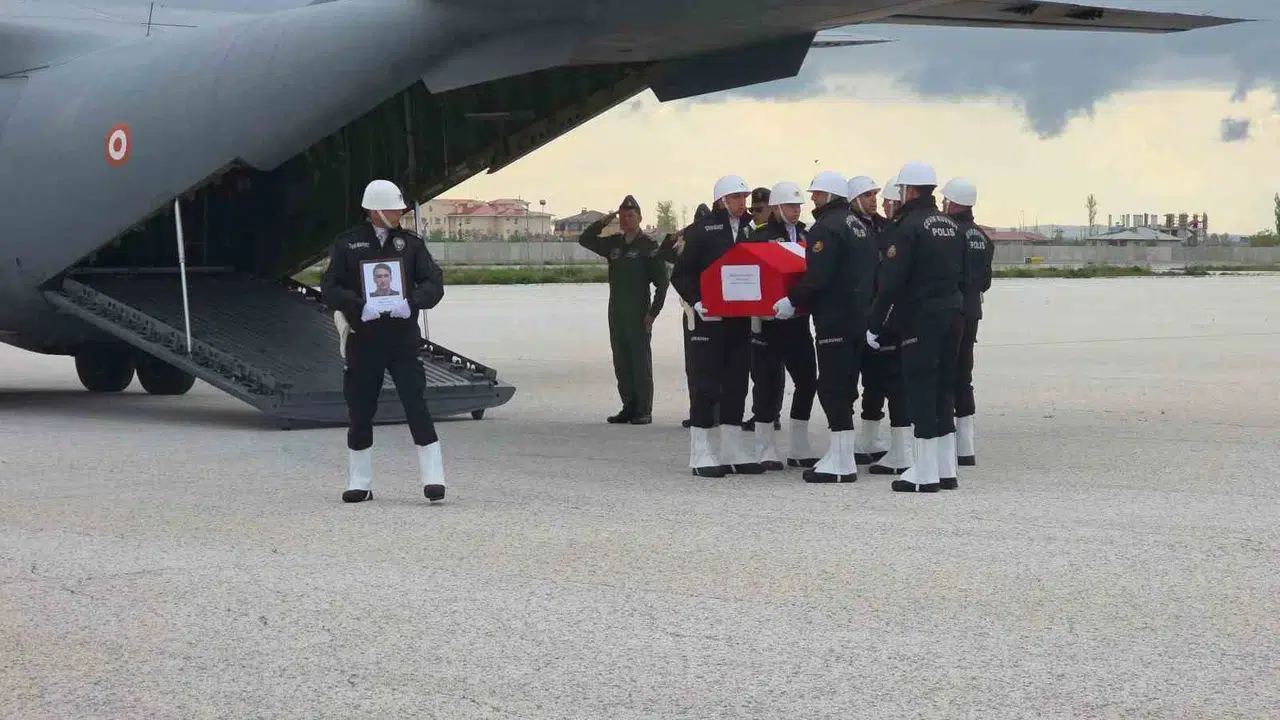 Çorlu’daki hain saldırıda şehit düşen kahraman polis memuru Emrah Koç, memleketi Van’da gözyaşları ve dualarla karşılandı.