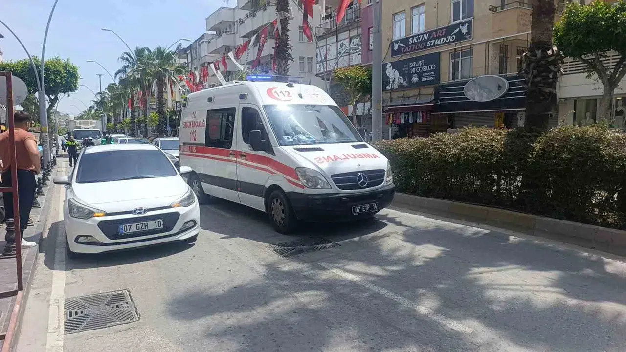 Antalya'da korku dolu anlar: Minibüsün durduğu yaya geçidinde otomobil turisti ezdi