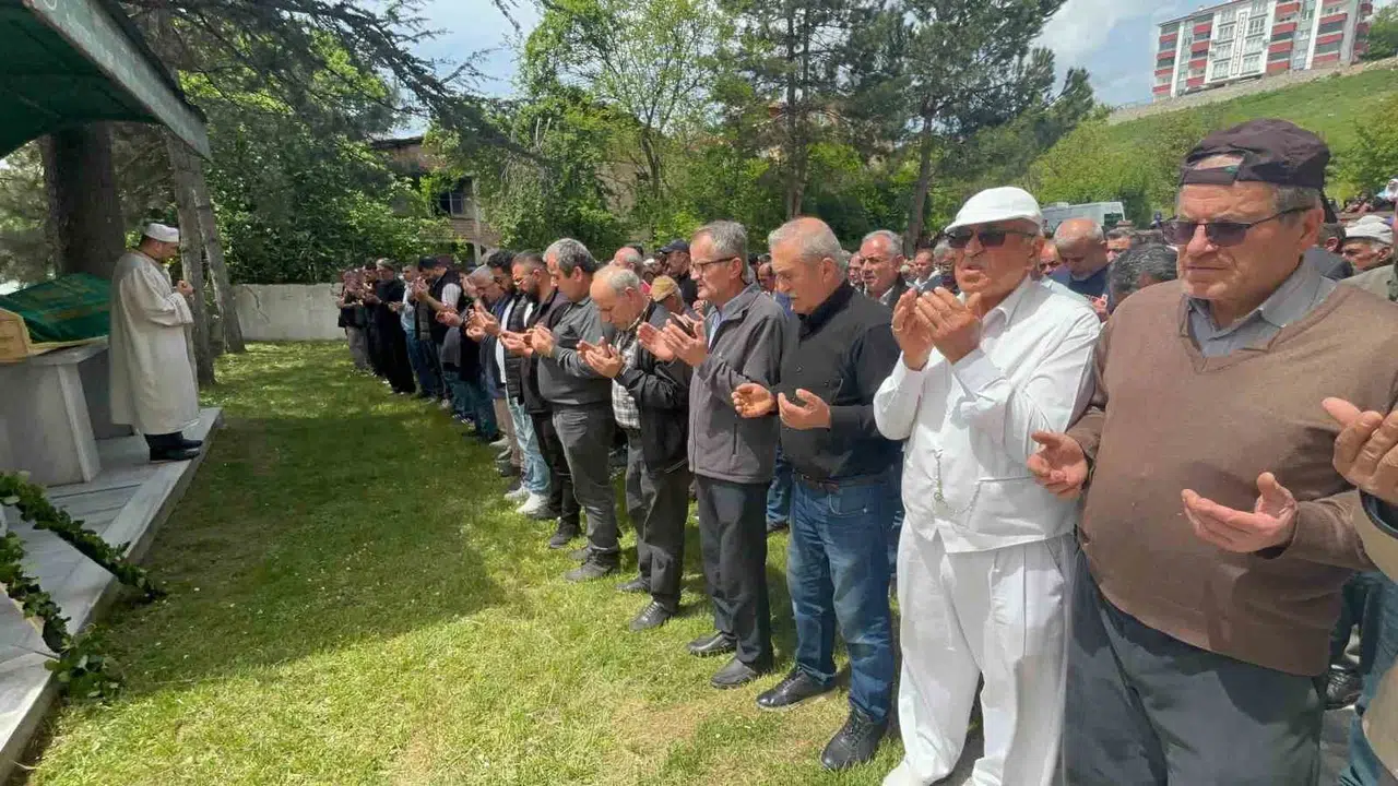 Kahraman dede son yolculuğuna uğurlandı: 5 yaşındaki Burak’ın veda çiçeği gözyaşlarına boğdu