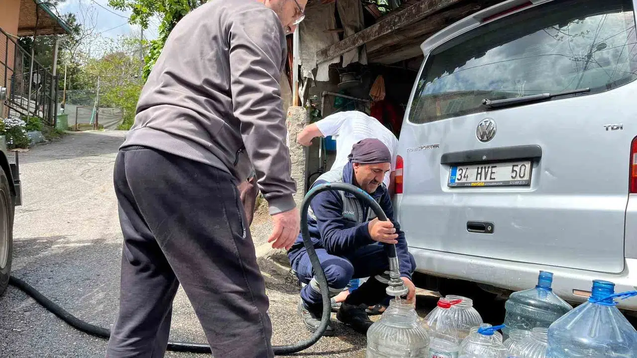 Beykoz’da 90’lı yıllara dönüş: Musluklar akmadı, vatandaş bidonlarla sokaklara döküldü