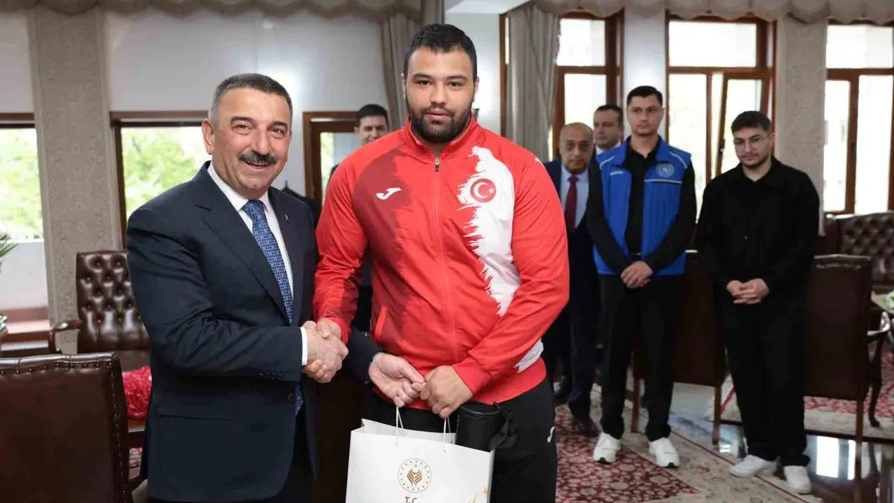 Zonguldak’ta 19 Mayıs coşkusu: Gençler valilik makamında ağırlandı