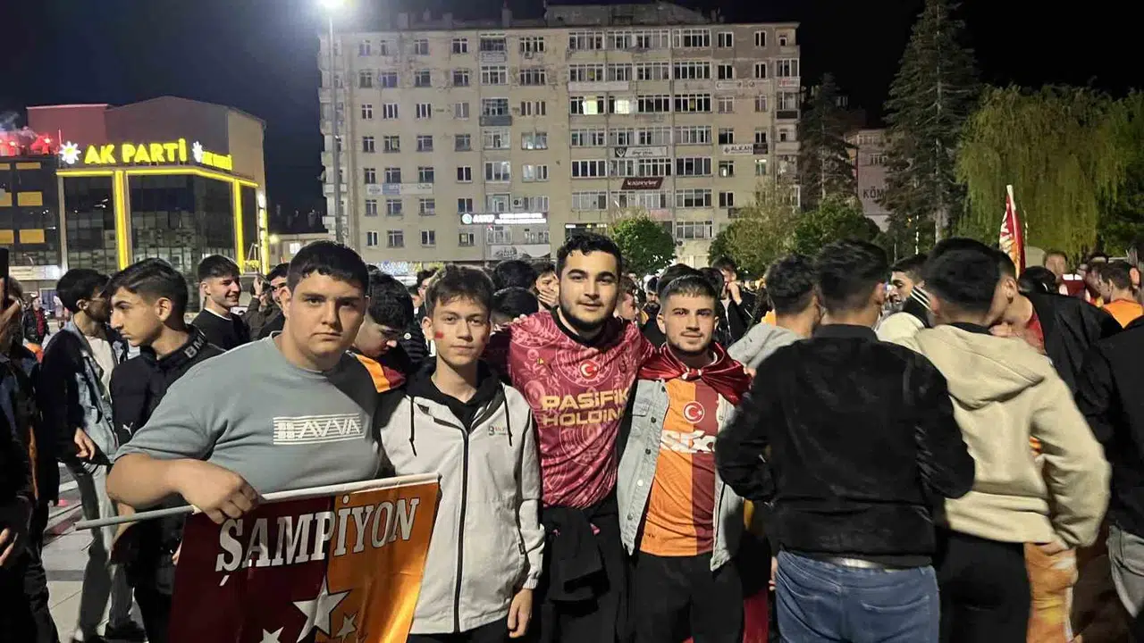 Sarı-kırmızılı zafer Çorum’u ayağa kaldırdı: Şampiyonluk coşkusu meydanlara taştı
