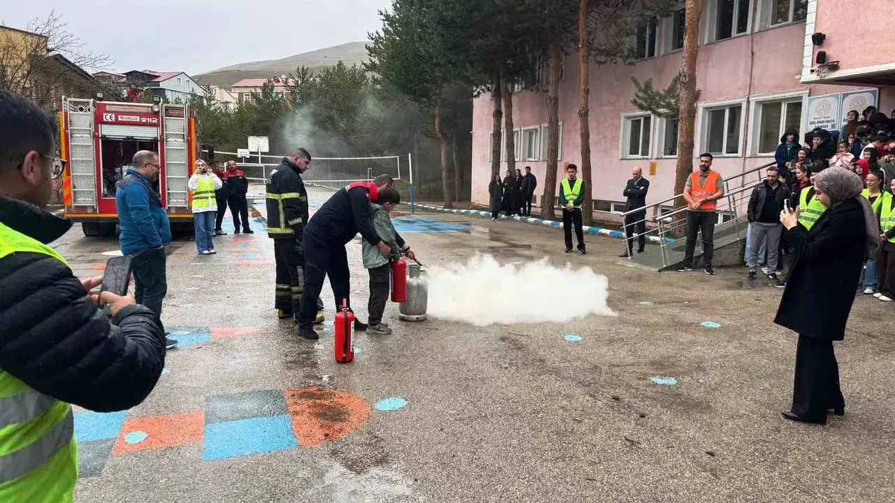 Minik eller yangına karşı hazır: Bayburt'ta itfaiyeden hayat kurtaran ders