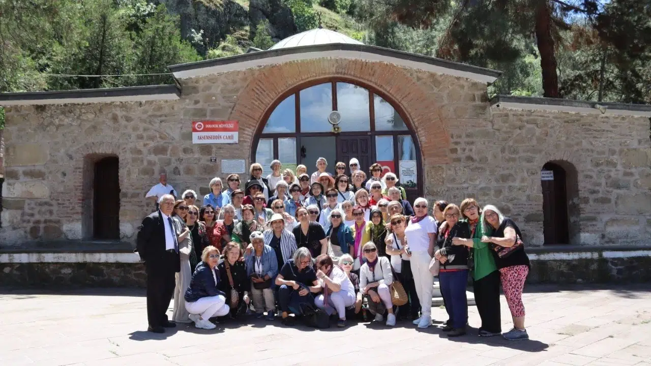 Yarım asırlık hasret Çorum’da bitti: Emekli öğretmenler gençlik yıllarına döndü