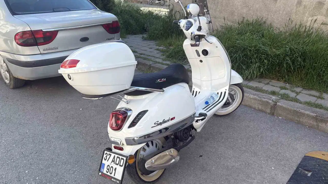 Tosya’da yürekleri ağza getiren kaza: Motosikletli sürücü kaldırıma çarparak savruldu