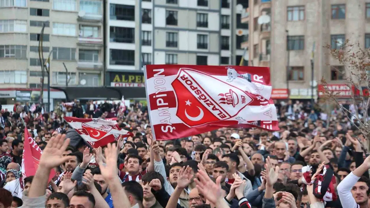 Elazığ’da nefesler tutuldu: Şampiyonluk heyecanı Cumhuriyet Meydanı’na taştı